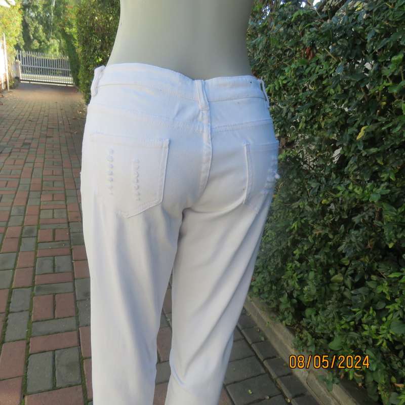 Fashion white distressed polycotton skinny jeans by NEW FEELING size 36.Back/front pockets.