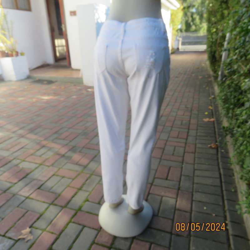 Fashion white distressed polycotton skinny jeans by NEW FEELING size 36.Back/front pockets.