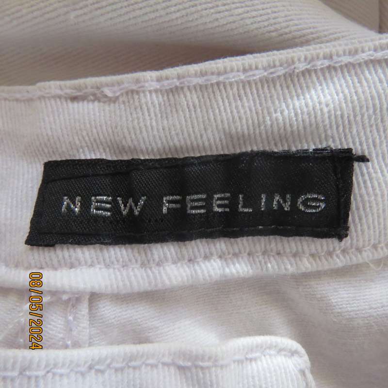 Fashion white distressed polycotton skinny jeans by NEW FEELING size 36.Back/front pockets.