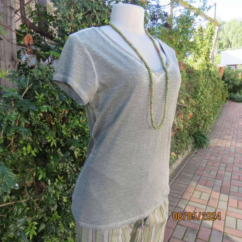 Distressed look olive green/cream V neck T Shirt with capped sleeves. By RE DENIM size 32/34.As new.