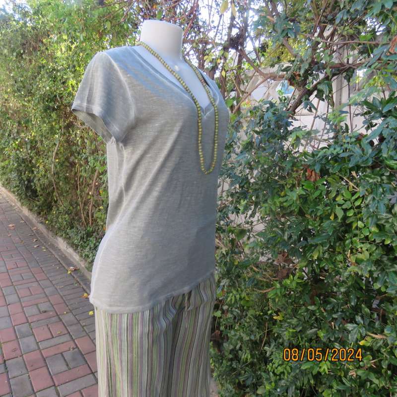 Distressed look olive green/cream V neck T Shirt with capped sleeves. By RE DENIM size 32/34.As new.