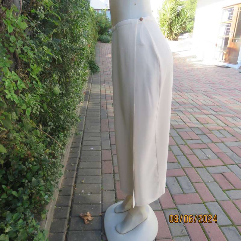 Fold over rich cream ankle length crepe polyester skirt by TOPICS size 34. Adjust to 36.