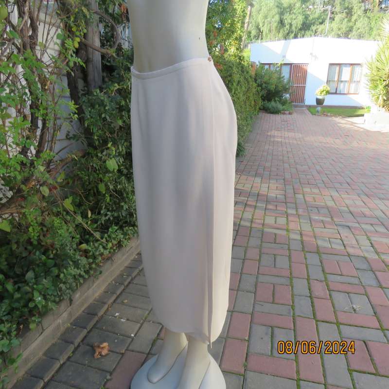 Fold over rich cream ankle length crepe polyester skirt by TOPICS size 34. Adjust to 36.
