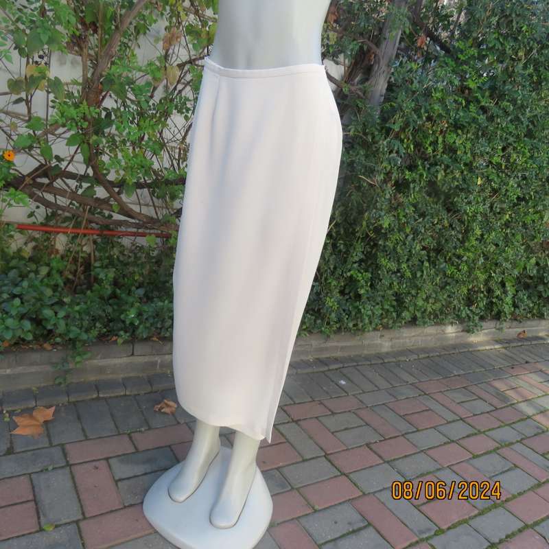 Fold over rich cream ankle length crepe polyester skirt by TOPICS size 34. Adjust to 36.