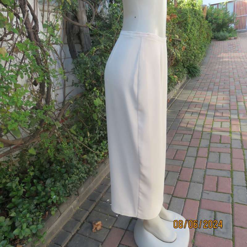 Fold over rich cream ankle length crepe polyester skirt by TOPICS size 34. Adjust to 36.