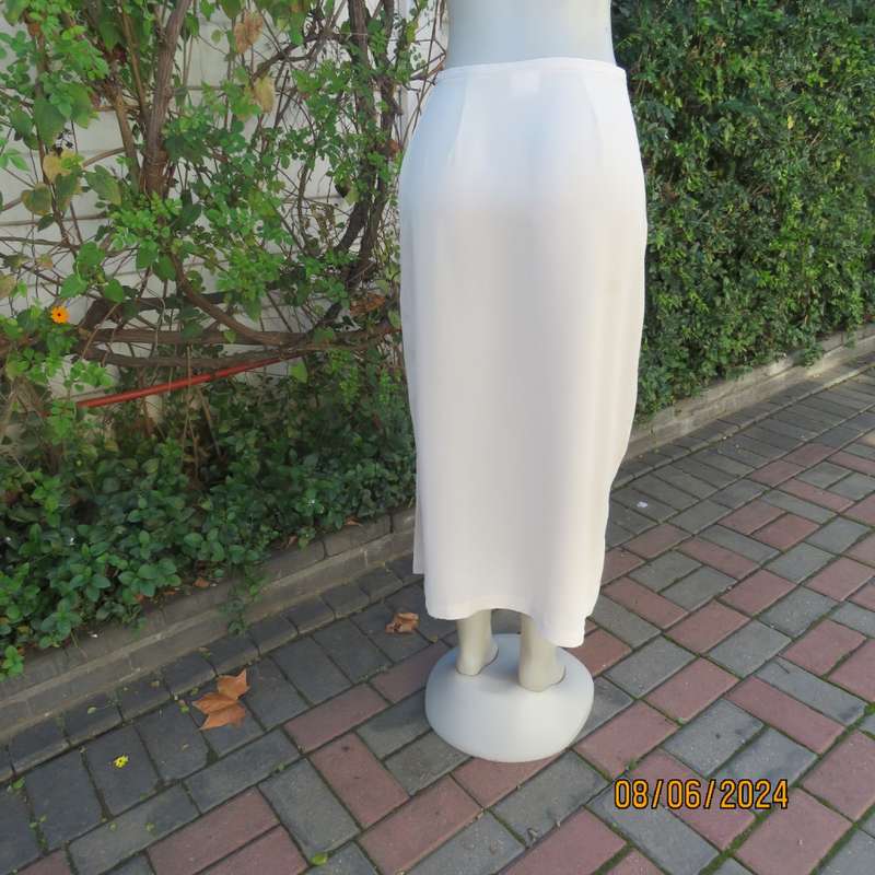 Fold over rich cream ankle length crepe polyester skirt by TOPICS size 34. Adjust to 36.