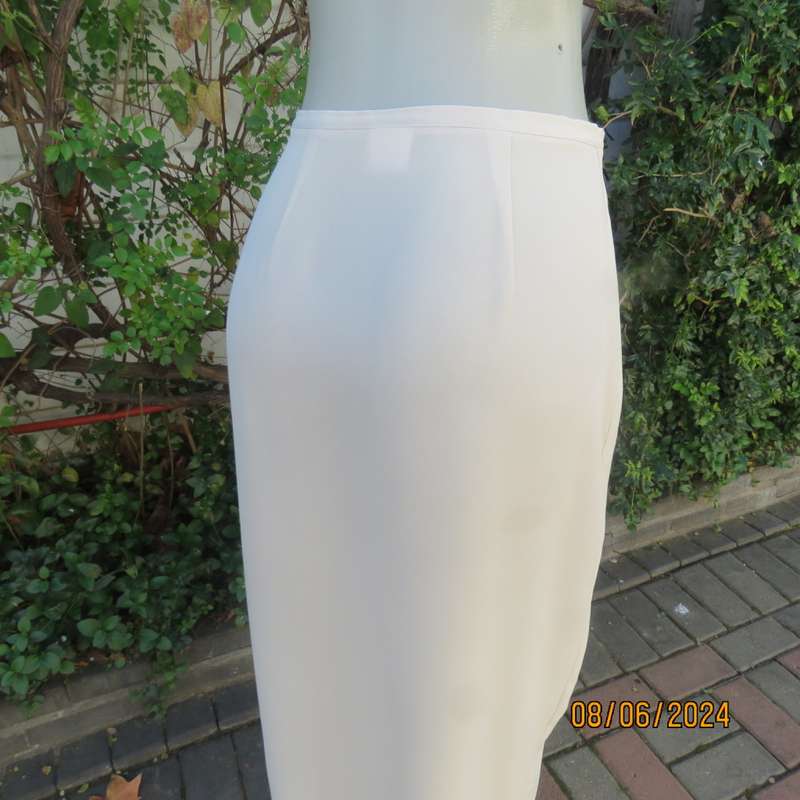 Fold over rich cream ankle length crepe polyester skirt by TOPICS size 34. Adjust to 36.