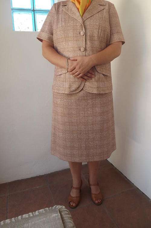 Ladies Skirt & Short Sleeve Jacket Suit in washable nylon linen in size 38/14