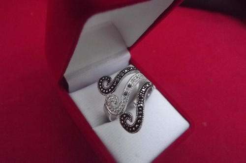Fashionable 925 Ring with Marcasite Decoration in size 7
