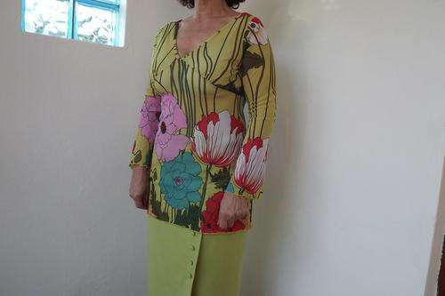 Long Top in Bold Floral Print - size 34