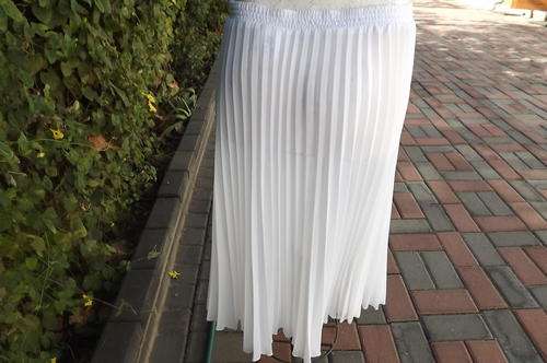 White vintage pleated kneelength skirt in size 40/16