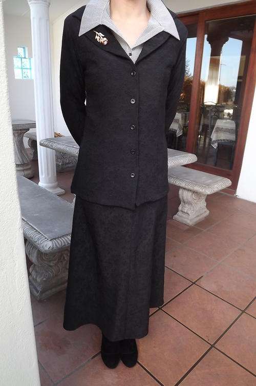 Light Weight Black Polyester/Acrylic Suit in size 8/32