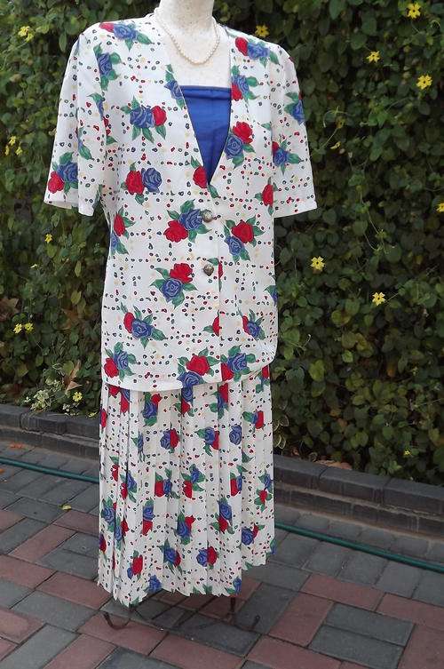 Feel Vibrant in this Floral 2 Piece outfit size 14/38 by Soft Blouse - 100% Polyester - as new!!