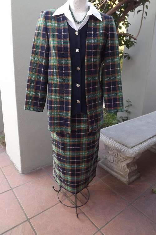 Beautiful check 2 piece pant suit from Woolworths size 10/34 - Polyester/Viscose- as new!