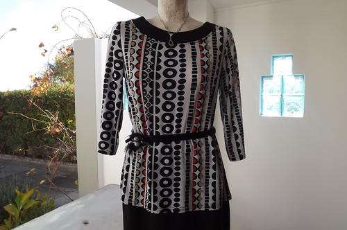 From Work to Play "Avenue" Wash & wear Top in Vertical Slimming Pattern - size 14/38