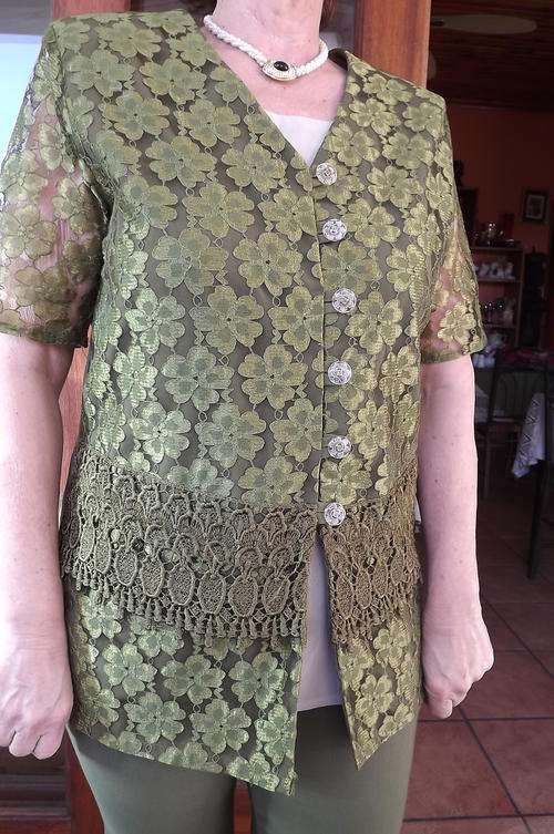 Short Sleeve Avo Green Jacket for the Executive Woman in size 14/38 - very good condition