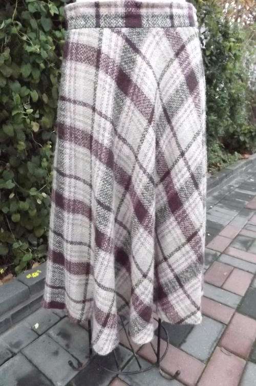 Retus Winter Skirt without lining ins zie 12/36 - beige with green & purple stripes - good condition