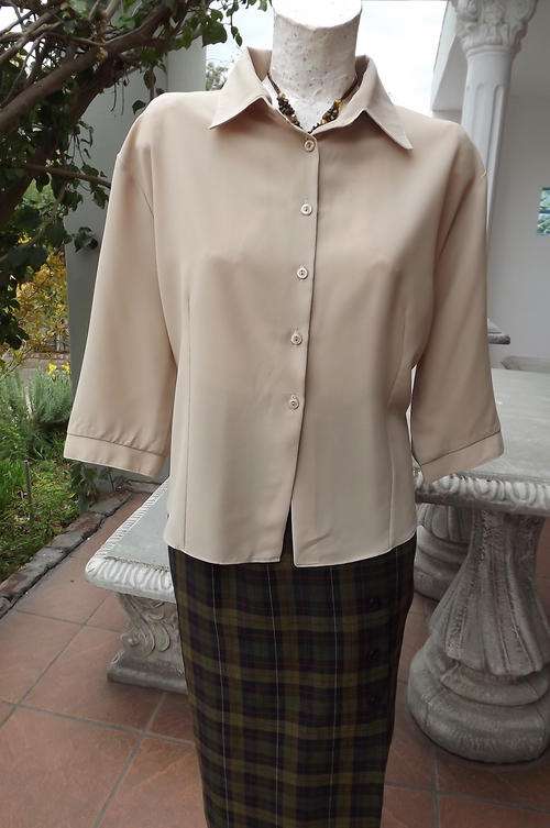 Arezzo Fashionware Blouse in Beige with 3 Quarter Sleeves in size 20/44 - wash & wear-very good cond