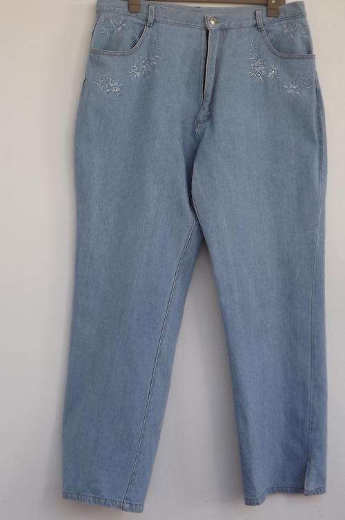 Casual American Ladies Jeans with Embroidery in size 18/42 - light blue - as new