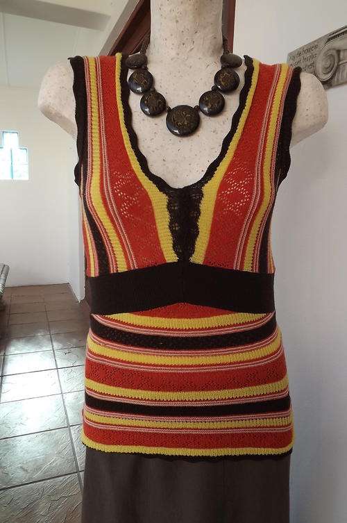 Vintage Knitted Sleeveless Vintage Top in Autumn Colours in size 34 - low neckline
