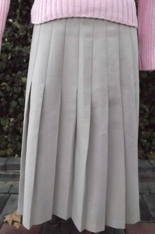 Vintage Beige Pleated Skirt in size 16/40 - Waist 74cm, hip 102cm by Princess in polyester-good cond