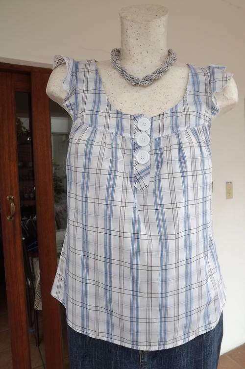 Blue & White Summer Top in size 10/34 - a perfect match for jeans - in very good condition