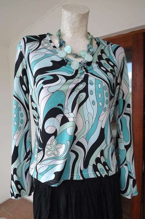 Ladies Stretch Top in Turquoise and Black in size 14/38 - see scan for sleeve design -good condition