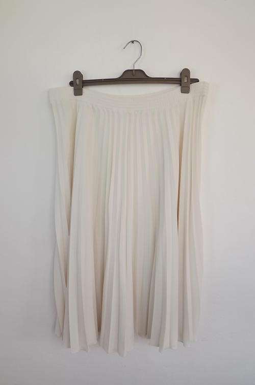 Cream Colour Silky Permanent Pleated Skirt with Elasticated Middle in size 20/44-very good condition