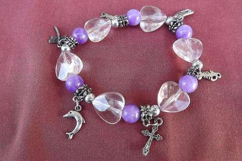 Stretch Bracelet with 6 Charms - very pretty - good condition
