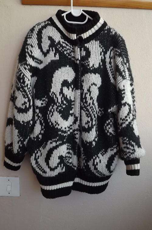 Very Warm and Thick Jersey/Jacket - Fully Lined in size XL - Black and White Patterned - good cond
