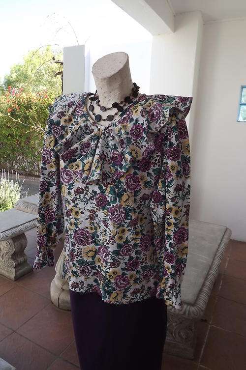 Long Sleeve Polycotton loose top by Jeans Wear in size 12/36 - made in USA - as new condition