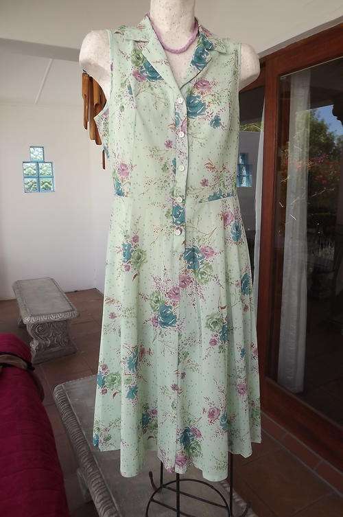 Mint Green Floral Vintage Rayon/Nylon Dress with Permanent Pleated Skirt - size 12/36