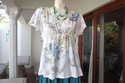 White Patterned T-Shirt Fabric Top with Elastic in Middle in size 12/36 - used but good for everyday