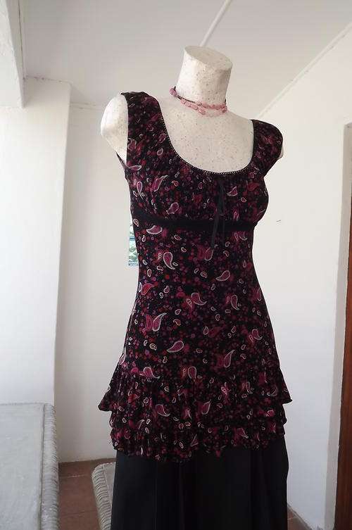 Black & Pink Floral Ladies Top with Elasticated Neckline & Sleeves in size 8/32 - good condition