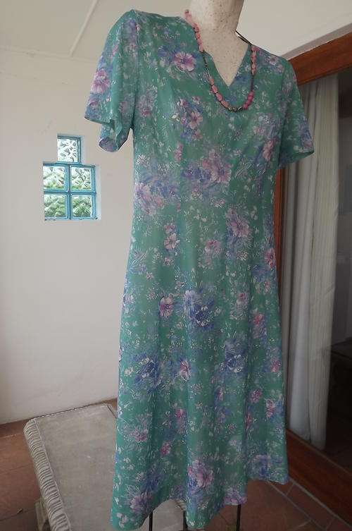 Leading Lady Vintage Pigment Green Dress with Lilac Flowers in size 14/38 - good condition