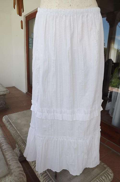 Pretty White Cotton Skirt in Vertically Creased Fabric in size 14/38 - skirt from UK -very good cond