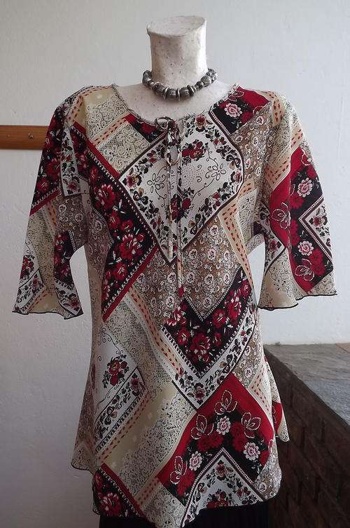 White, Black & Red Silky Long Top - Tie Strings in Front in size 18/42 - short sleeves - as new
