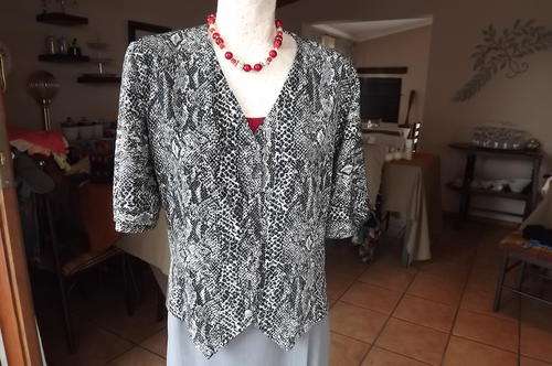 Black & White Silky Short Button Up Jacket in Animal Patterned Polyester in size 20/44 - good cond