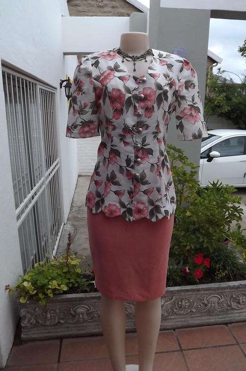 2 Piece Feminine Vintage Suit with Peach Colour Knee Length Skirt & White/Peach Jacket in size 8/32