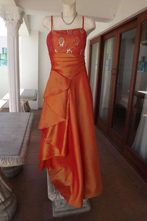 Eyecatching Orange Satin Formal Evening Dress in size 16/40-worn once to matric farewell-Scarf incl