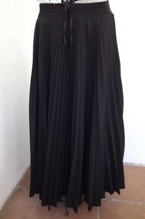 Beautiful Black Flair Skirt with Permanent Pleats in size 10/34 by Rachel - as new