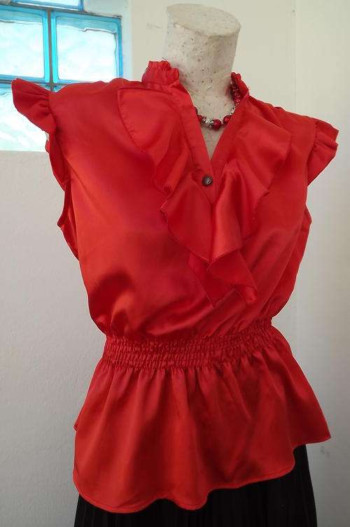 Red Silky Shiny Top with Short Gathered Cap Sleeves in size 14/38 - good condition
