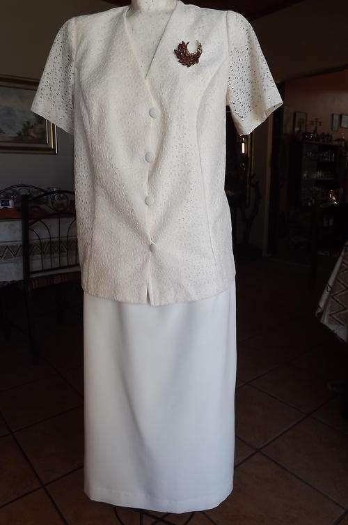 Elegant Cream Colour Ladies 2 Piece Suit in size 16/40 - Pencil Skirt & Jacket-worn only once-as new