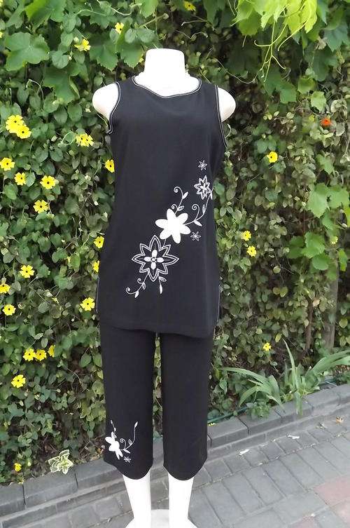 Elegant ML Classics Black Cropped Pants Suit with White Applique Flower & Embroidery in size 10/34