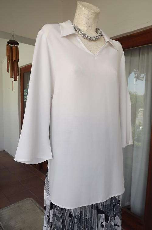 Loose Hanging White New Era V-Neck Top with 3 Quarter Sleeves in size 18/42 - good condition