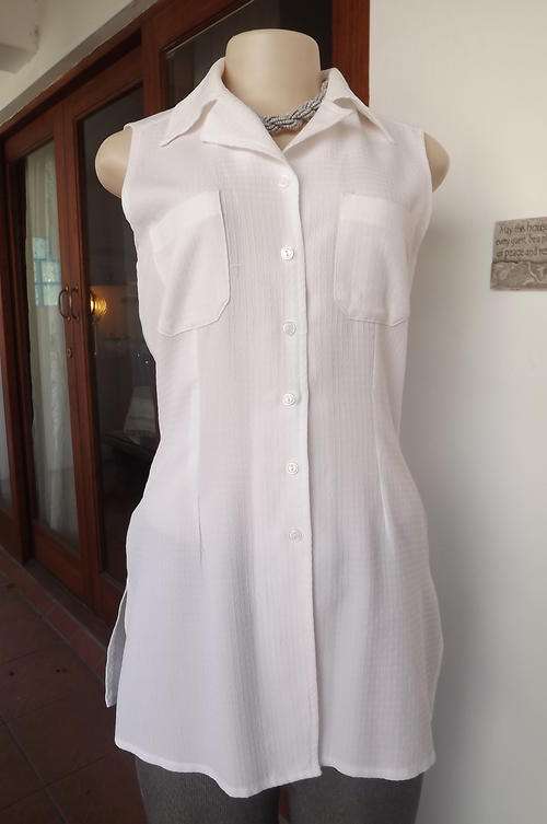 Pretty Long White Sleeveless Top with 2 Pockets on Front in size 10/34 by Truworths - good condition
