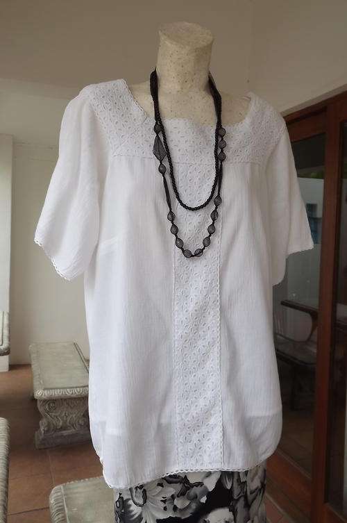 White Cotton Top with Beautiful Cotton Lace Decoration in size 16/40 - good used condition