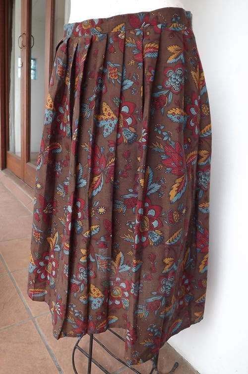 Vintage 80's Pleated Skirt in Brown with Autumn Colour Patterns in size 14/38 by Princess - as new