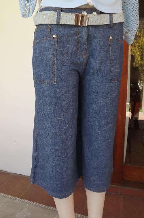 Cropped Denim Jeans by Angus with the Wider Cut Legs in size 10/34 - medium rise front - good cond