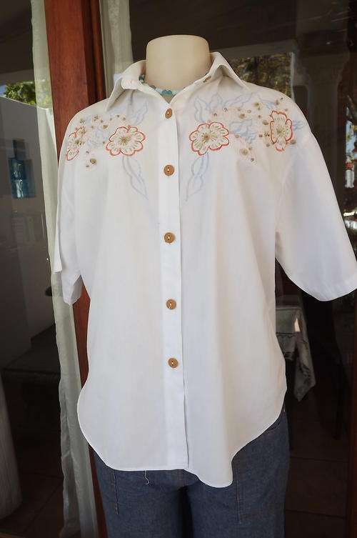 Bee Ann 100% Cotton Ladies Shirt with Embellishment and Embroidery in size 16/40 - good used cond